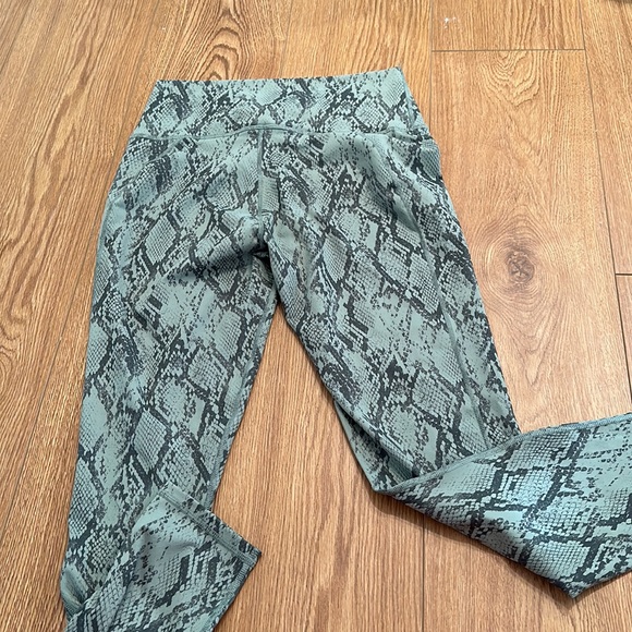 Green snake print fabletics leggings size M - Picture 2 of 2